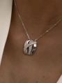 Colgante-brillante-de-plata-diseno-cruzado-con-circonitas-2.webp